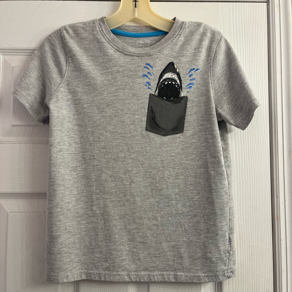 Highland Outfitters Boys Shark In A Pocket Shirt Size 10/12 Gray